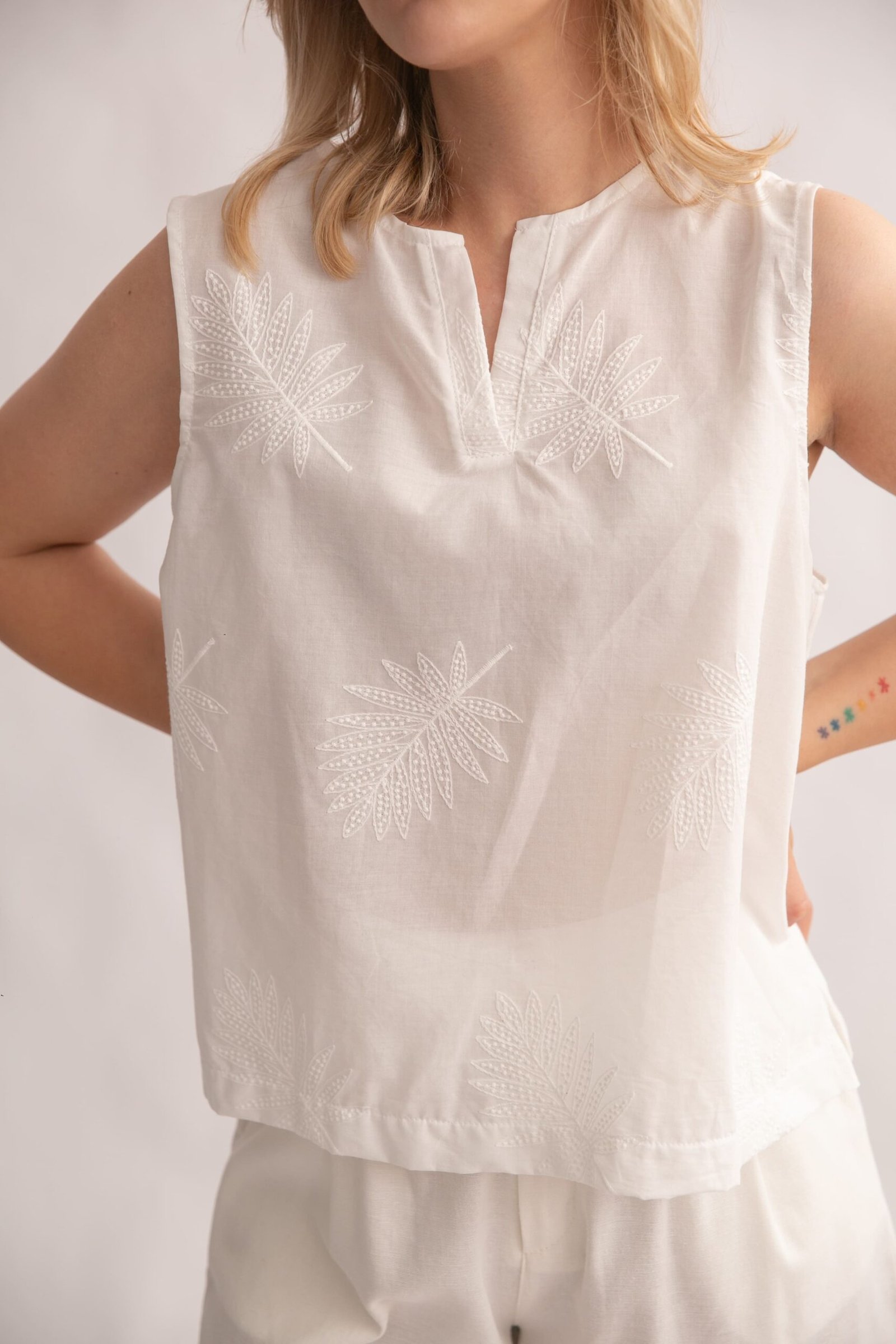 MUSCULOSA JENIFER BORDADA